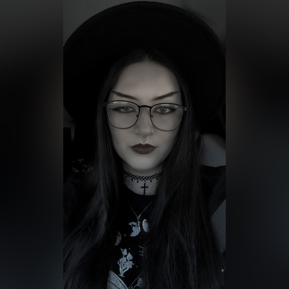 Meet your Posher, Amelia - Picture 2 of 5